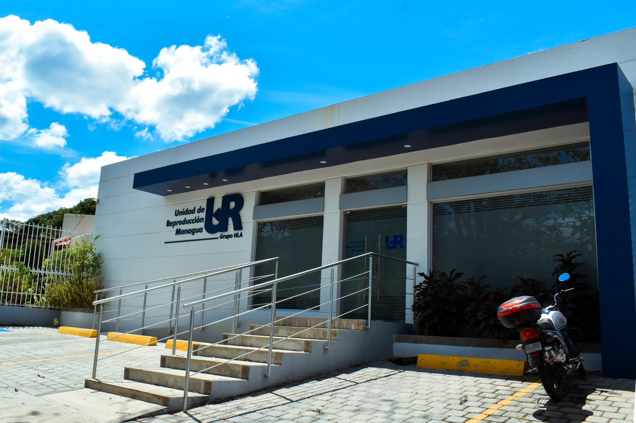 Fachada de UR Managua